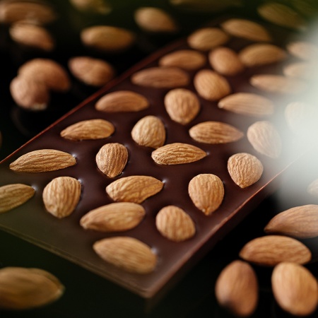 Темный 67% шоколад с миндалем из какао-бобов Вьетнам