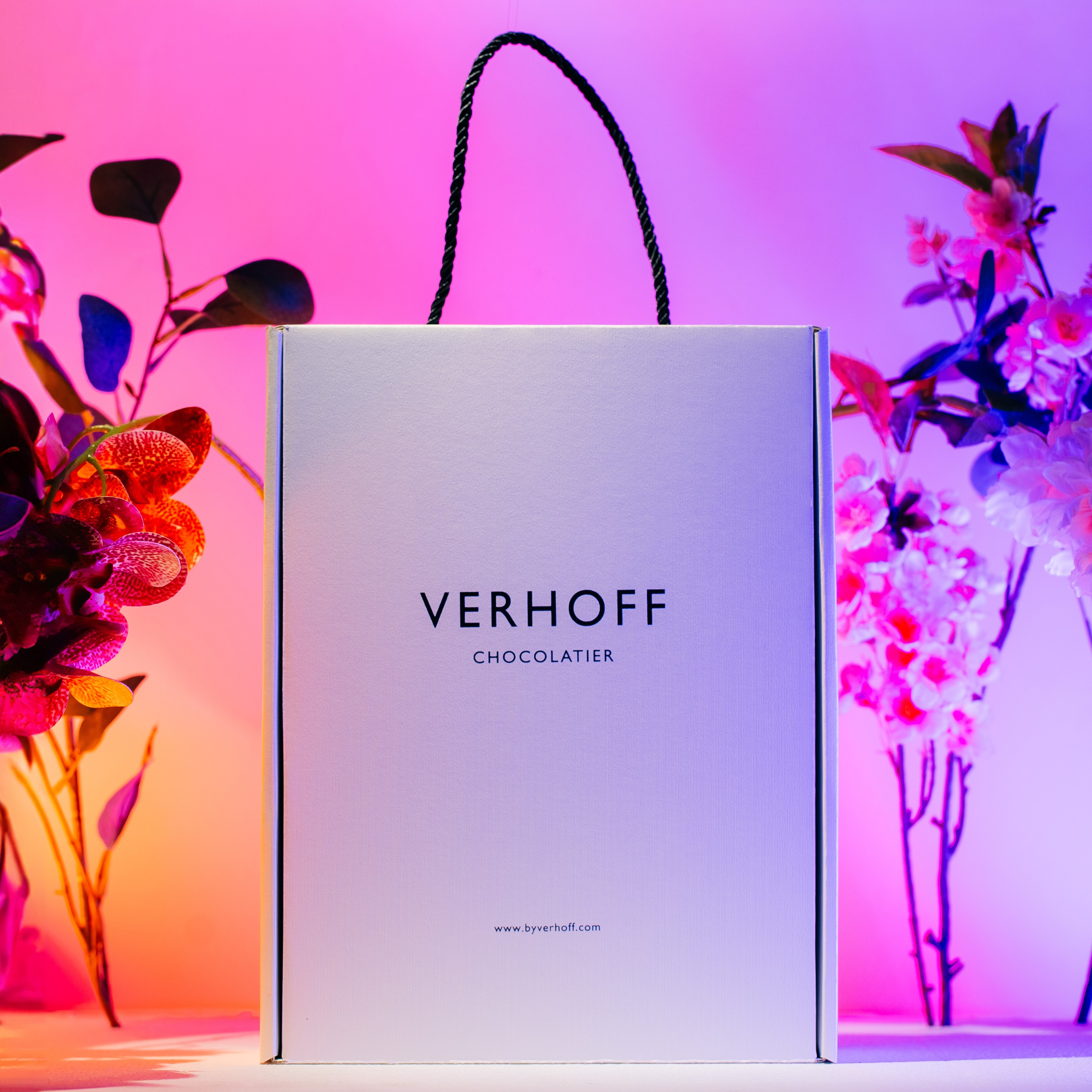 Подарочный бокс TRUE FEELING с набором конфет, шоколадом, ореховой пастой и чаем купить в интернет-магазине VERHOFF