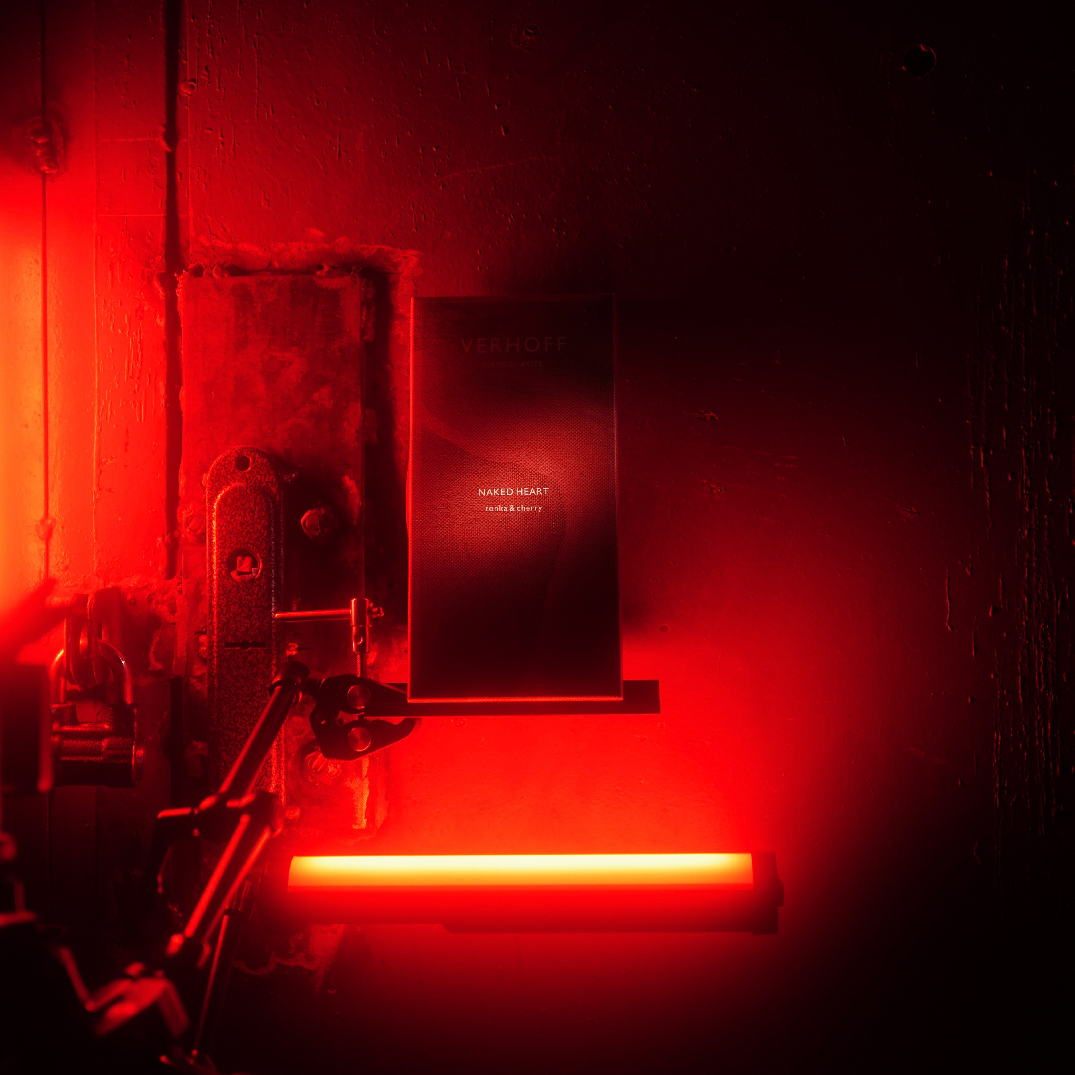 Темный лимитированный шоколад «Обнаженное сердце/Naked heart» с вишней и бобами тонка из какао-бобов Венесуэла 