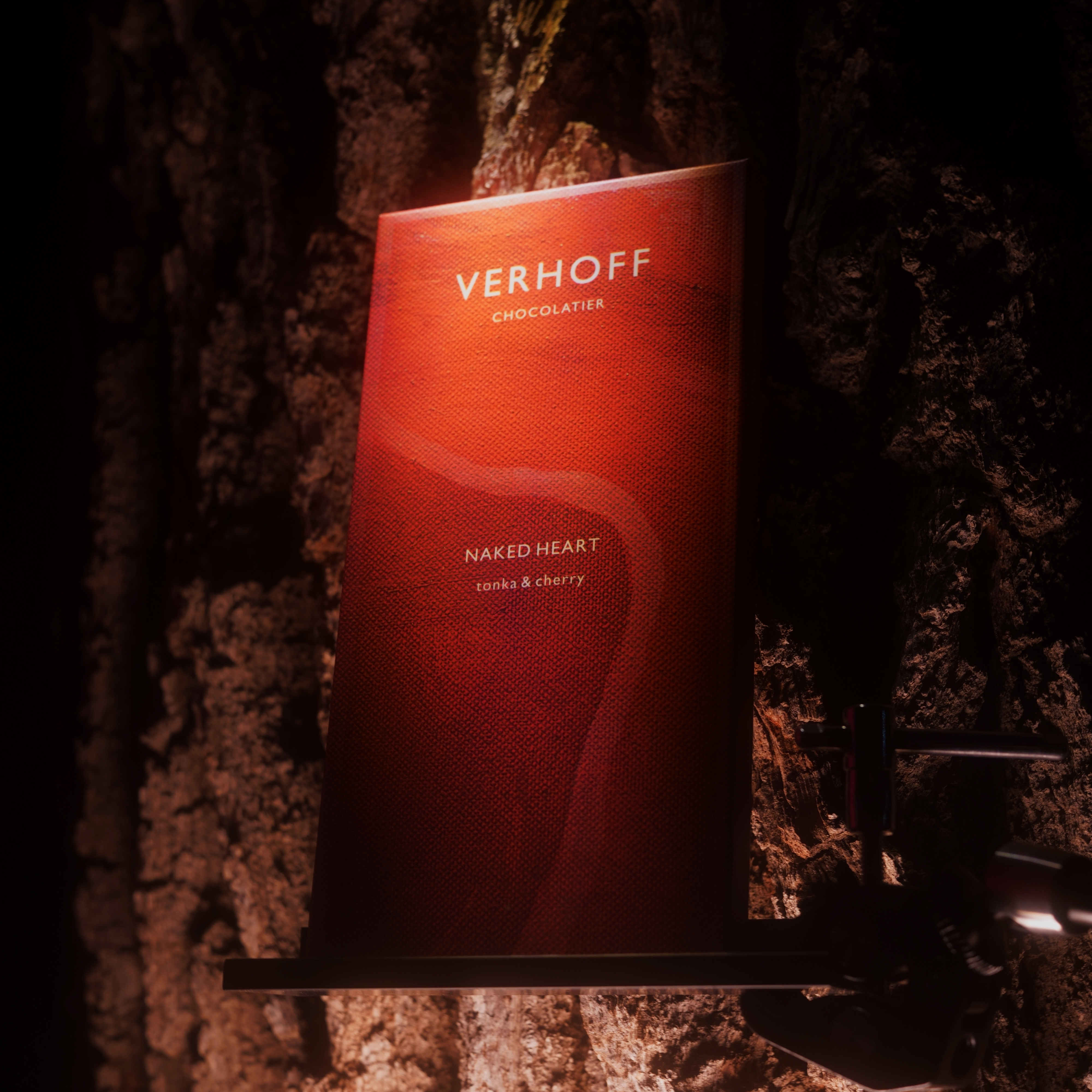 Темный шоколад «Обнаженное сердце/Naked heart» с вишней и бобами тонка из какао-бобов Венесуэла купить в интернет-магазине VERHOFF