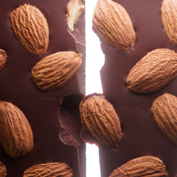 Темный 67% шоколад с миндалем из какао-бобов Вьетнам