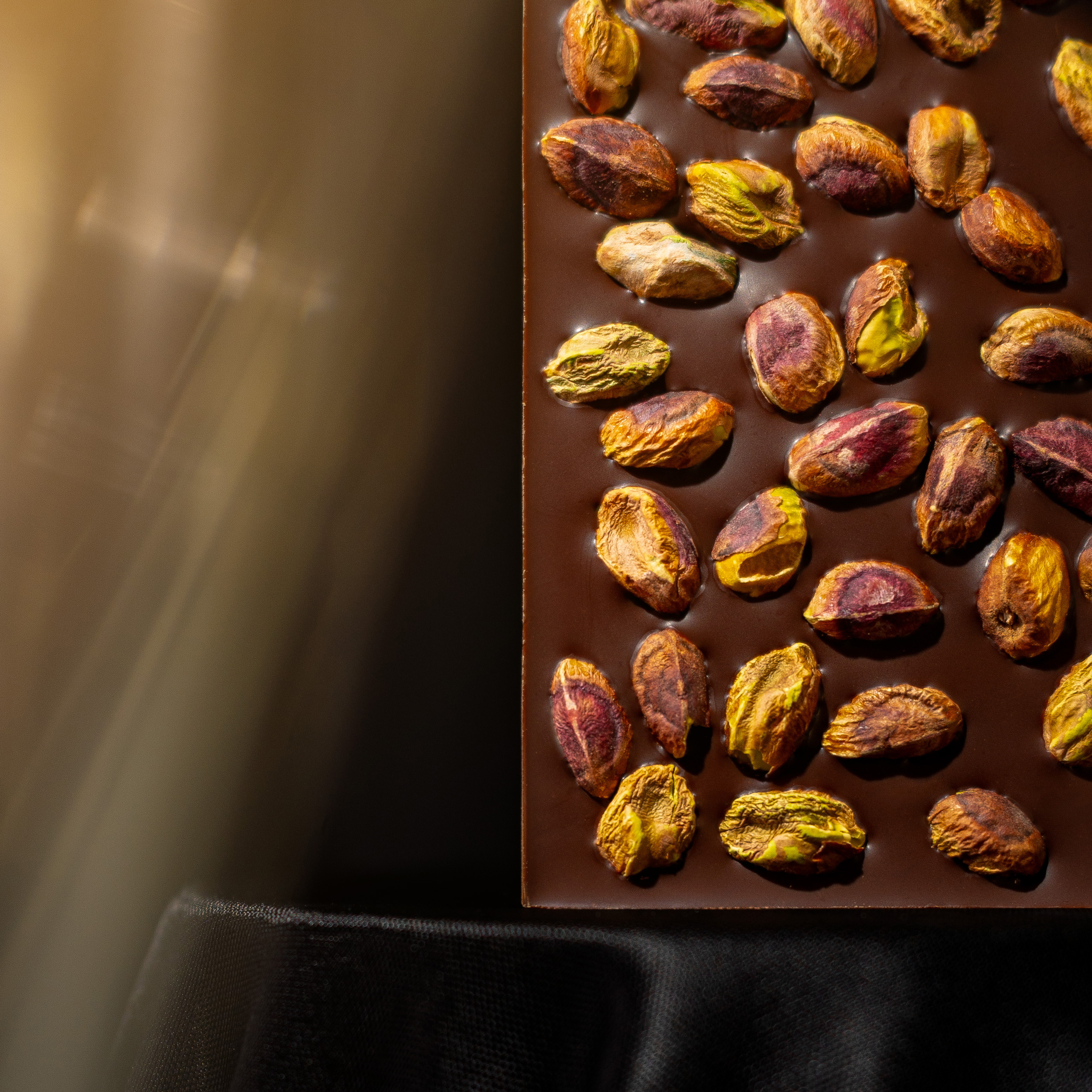 Темный шоколад 66% с фисташкой из какао-бобов Венесуэла