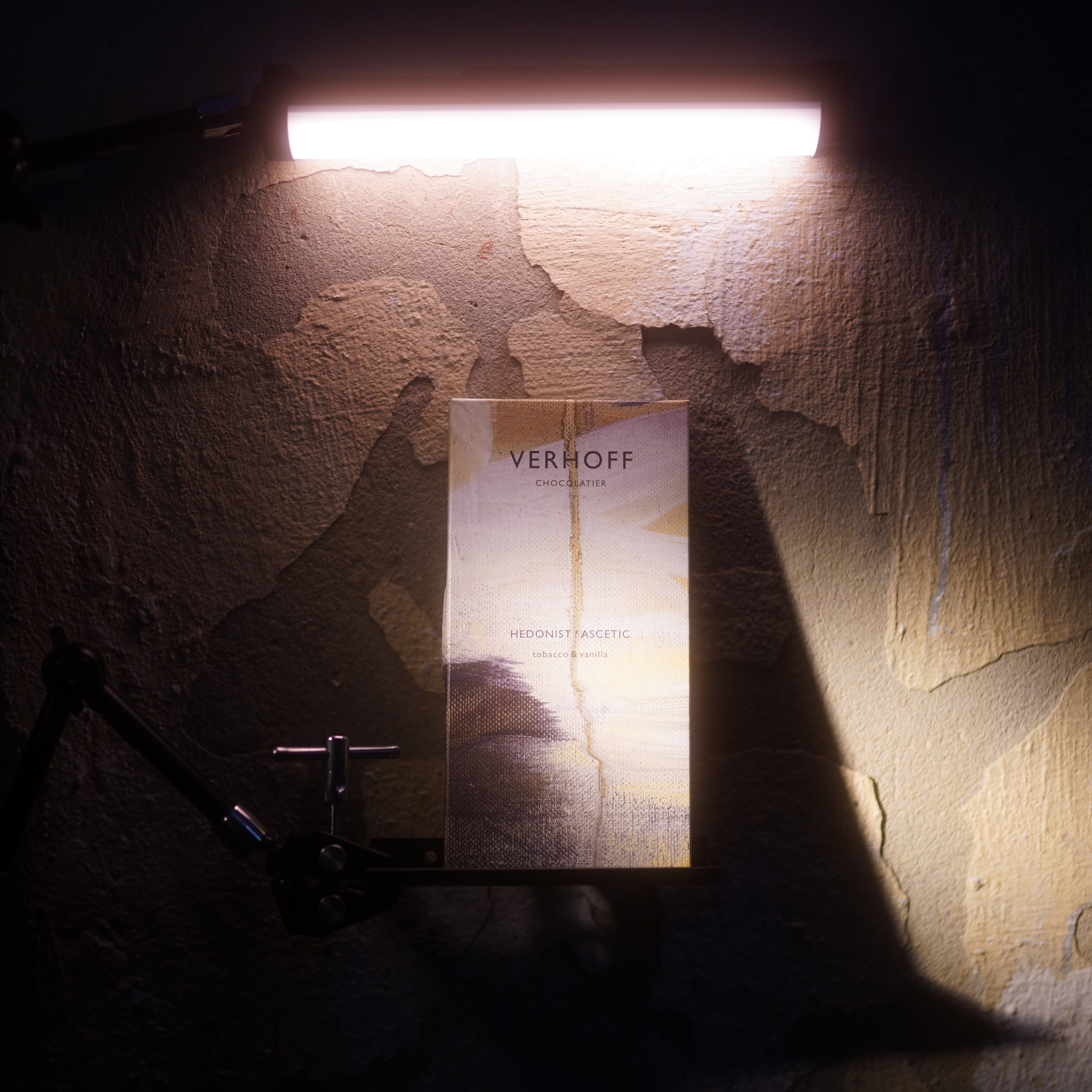 «Гедонист или аскет?» лимитированный 70% экстра-тёмный шоколад с табаком и ванилью купить в интернет-магазине VERHOFF