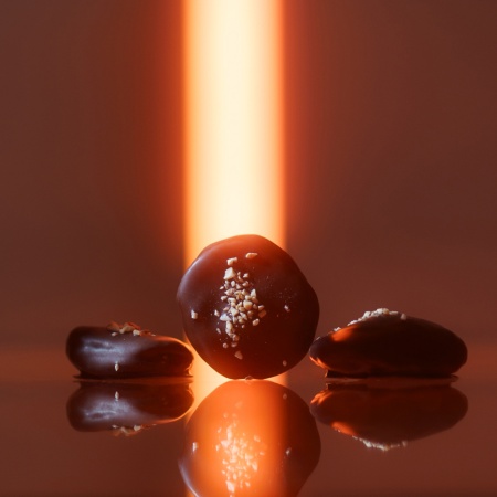 Конфеты с курагой и миндалем в темном шоколаде купить в интернет-магазине VERHOFF