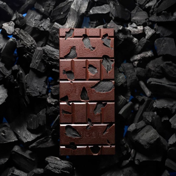 «Фантомы» лимитированный 80% тёмный шоколад с чернёным чесноком и перцем купить в интернет-магазине VERHOFF