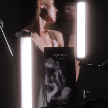 «Душа касается души» лимитированный 65% тёмный шоколад с чернёным чесноком купить в интернет-магазине VERHOFF