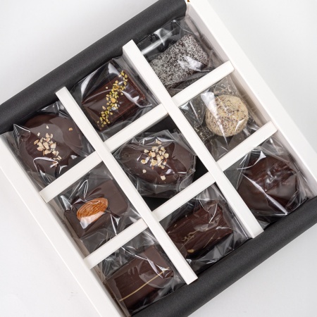 Подарочный набор шоколадных конфет «Уникальные краски» ассорти купить в интернет-магазине VERHOFF