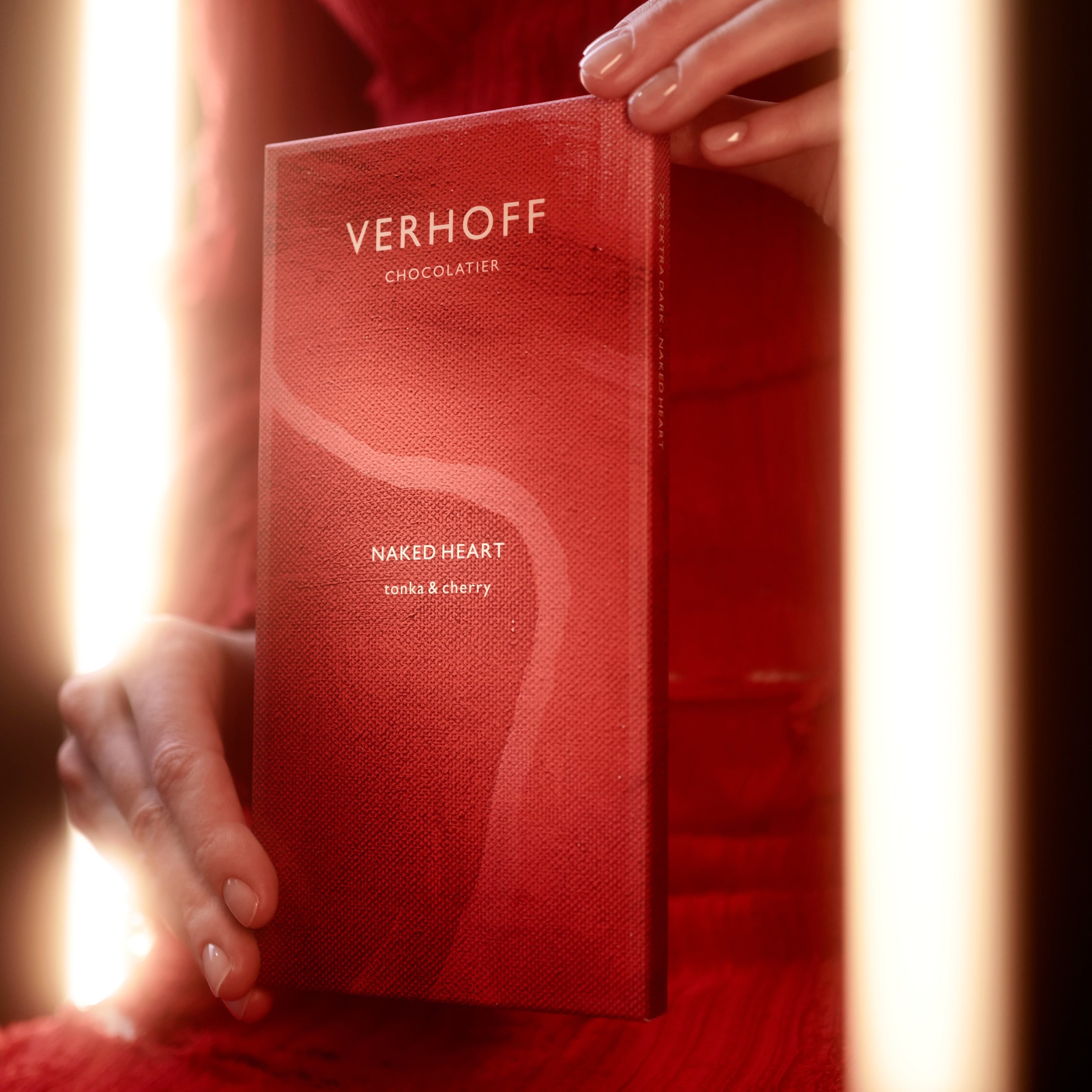 Темный шоколад «Обнаженное сердце/Naked heart» с вишней и бобами тонка из какао-бобов Венесуэла купить в интернет-магазине VERHOFF