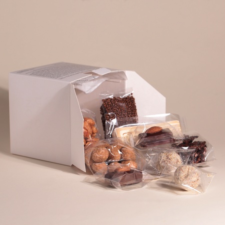 Мини-набор с конфетами, драже и чаем мини-бокс WHITE