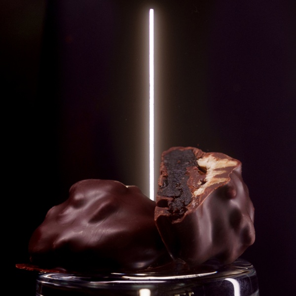 Конфеты ручной работы с черносливом и грецким орехом в шоколаде купить в интернет-магазине VERHOFF 