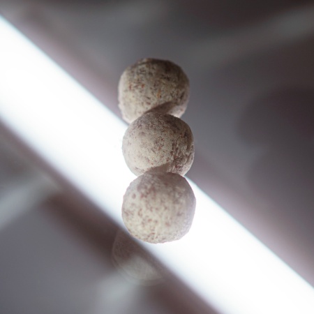 Конфеты с марципаном и ядром абрикоса в темном шоколаде  купить в интернет-магазине VERHOFF