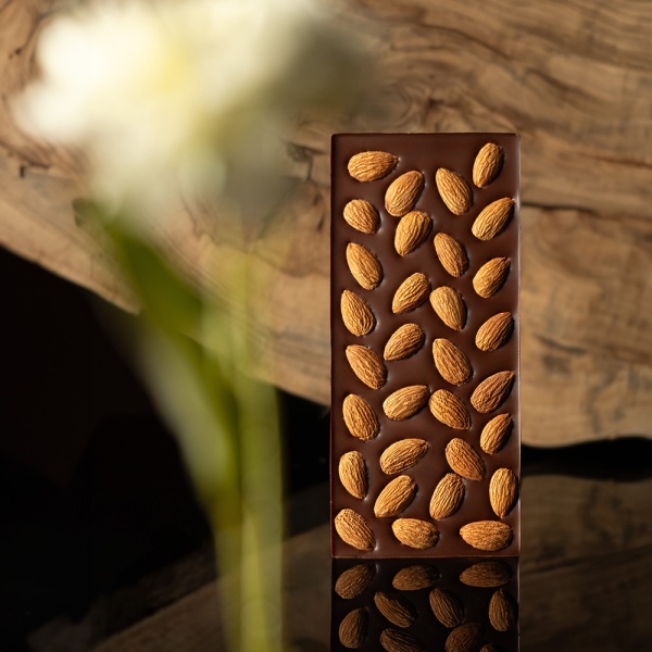 Темный 67% шоколад с миндалем из какао-бобов Вьетнам