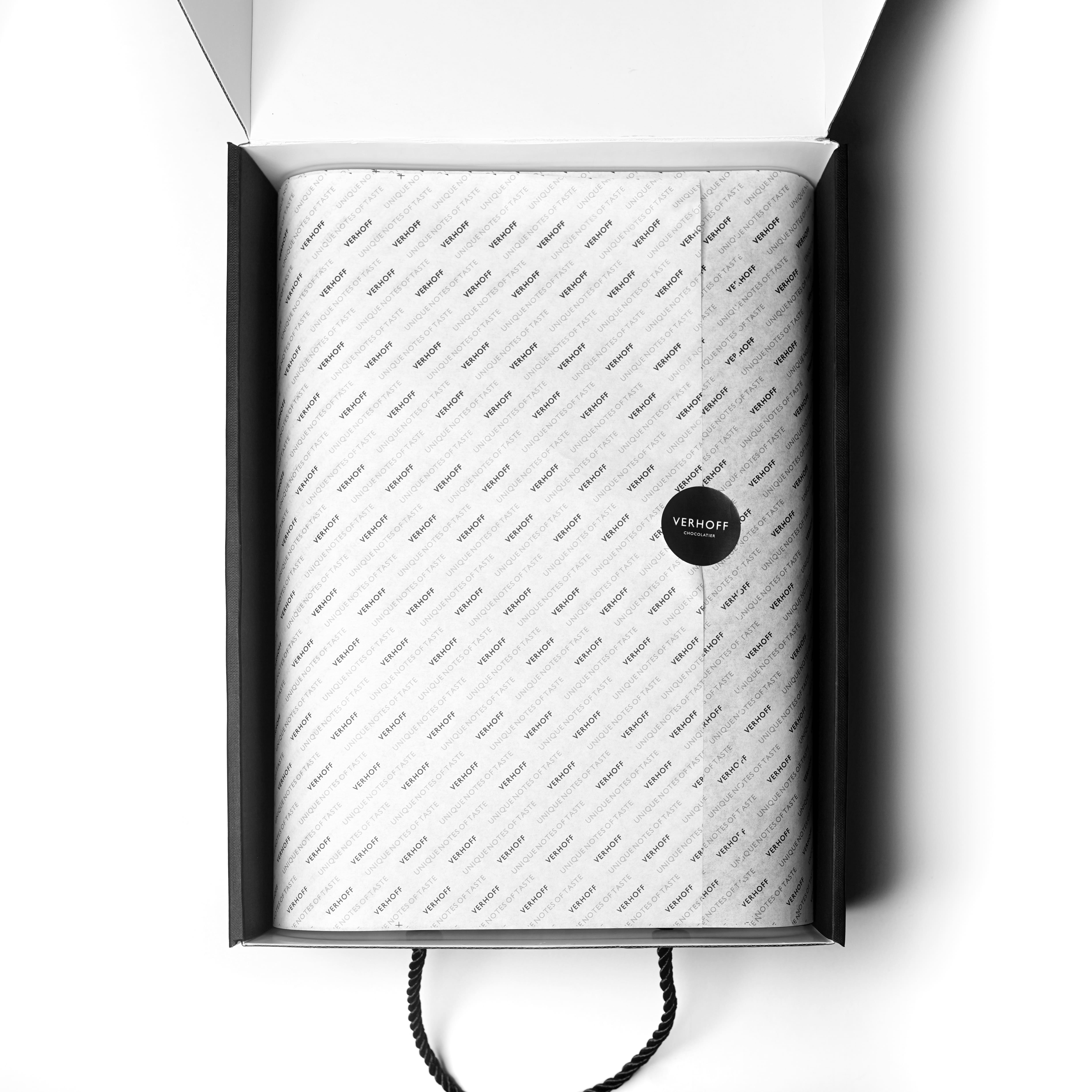 Подарочный бокс ЧЕРНЫЙ с шоколадом, ореховой пастой, конфетами и чаем купить в интернет-магазине VERHOF