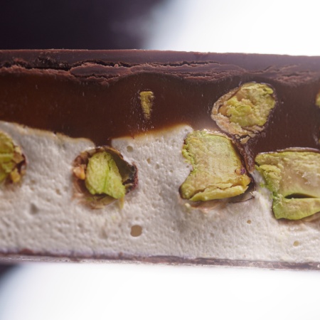 Фисташковый «UGLY» шоколадный батончик с нугой и карамелью